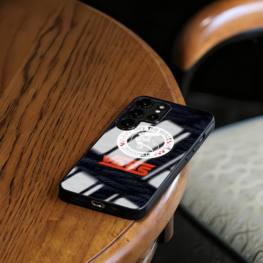 حافظة هاتف زجاجية مغناطيسية بت - مراجعة Phone Cases Louis Vuitton وسعره
